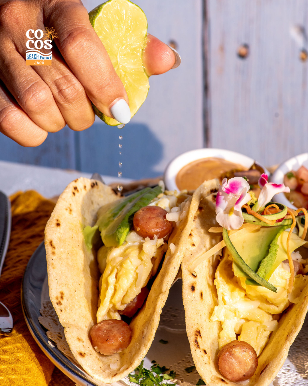 Tacos de desayuno con limón exprimido
